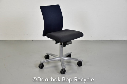 HÄG H04 kontorstol med sort/blå polster og gråt stel