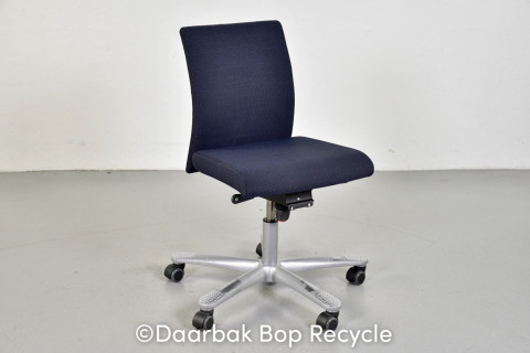 HÄG H04 Credo 4200 kontorstol med sort/blå polster og gråt stel