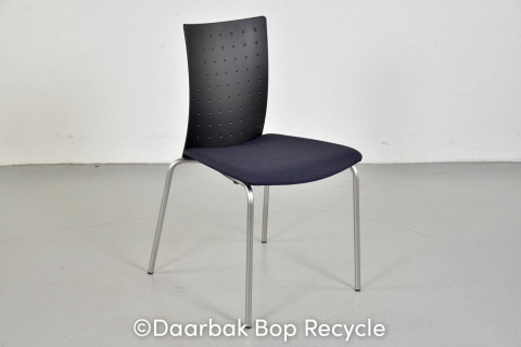 Randers Radius konferencestol med sort ryg og sort/blå polstret sæde