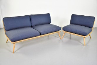 Loungesæt med en sofa og en stol, eg med blå/gråt polster