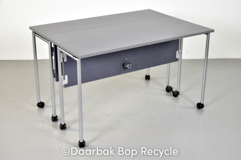 Klapbord med grå bordplade og hjul