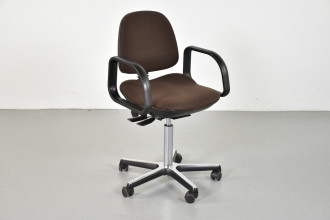 Dauphin kontorstol med brunt polster og sorte armlæn