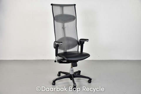 HÄG H09 9231 kontorstol med sort læder polster og sort net ryg