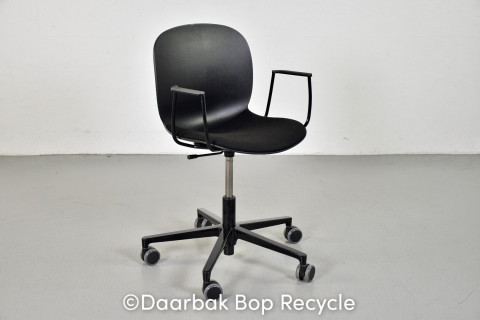 RBM Noor 6070s kontorstol med sort skal og armlæn