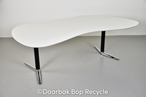 Fumac hæve-/sænkebord med hvid plade og SWITCH stel, 225 cm.