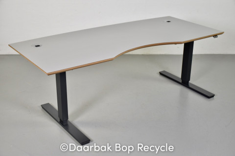 Scan Office hæve-/sænkebord med grå laminat og let buet plade, 178 cm.