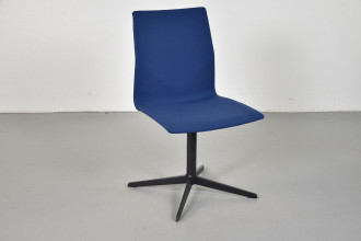 Four Design konferencestol med blåt polster, på grå drejefod