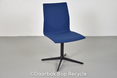 Four Design konferencestol med blåt polster, på grå drejefod