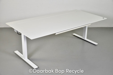 Hæve-/sænkebord med hvid plade, hvidt stel og penneskuffe, 180 cm.