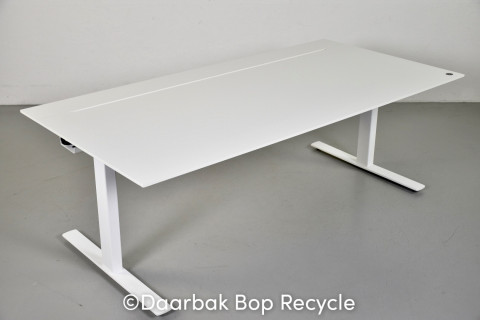 Arena fjendtlighed Hukommelse Skrivebord - Køb brugt hæve-/sænkebord med hvid plade og hvidt stel!