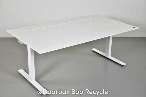 Hæve-/sænkebord med hvid plade og hvidt stel, 160 cm.