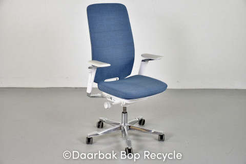 Kinnarps Capella White Edition kontorstol med blåt polster og armlæn
