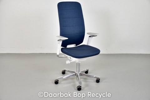Kinnarps Capella White Edition kontorstol med mørkeblåt polster og armlæn
