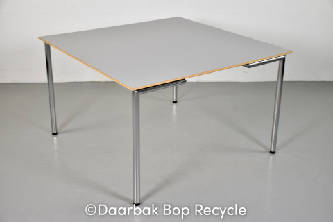 Randers Radius kantinebord med grå plade og krom stel