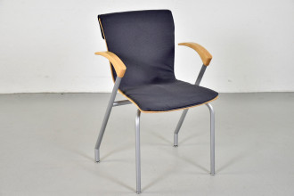 Four Design G2 konferencestol i grå med armlæn i bøg, blank fod