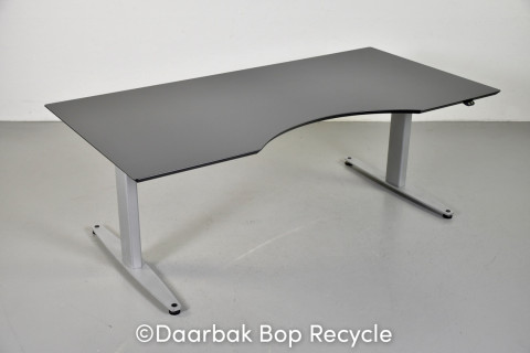 Hæve-/sænkebord med antracit laminat og mavebue, 180 cm.