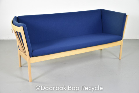 Sofa fra Kvist i bøg med blåt polster