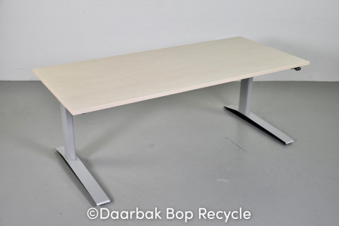 Hæve-/sænkebord i birk med ABS kant, 180 cm.