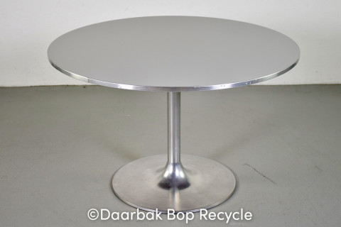 Rundt cafébord med grå laminat og stål kant