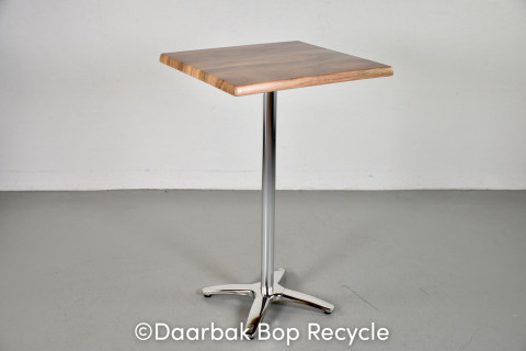 Højt cafébord med egestruktur og stel af poleret aluminium
