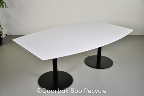 Pedrali konferencebord med hvid tøndeformet plade