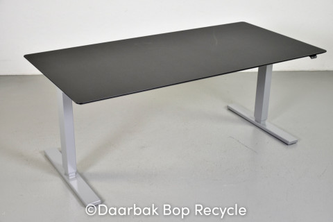 Hæve-/sænkebord med sort linoleums FSC plade på alu stel