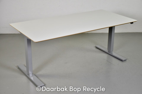 Hæve-/sænkebord med hvid laminat FSC plade på alu stel