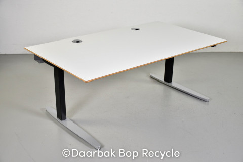 Hæve-/sænkebord fra Duba B8 med hvid plade og sort/alugråt stel, 160 cm.