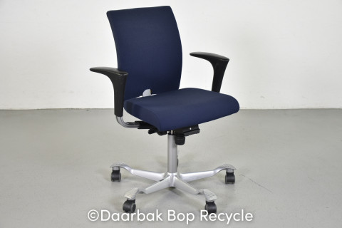 HÄG H04 4200 kontorstol med blåt polster, alugråt stel og armlæn