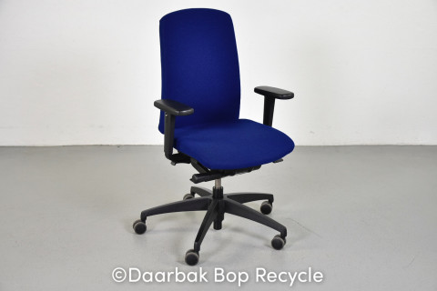 Duba B8 kontorstol med blåt polster og sorte armlæn