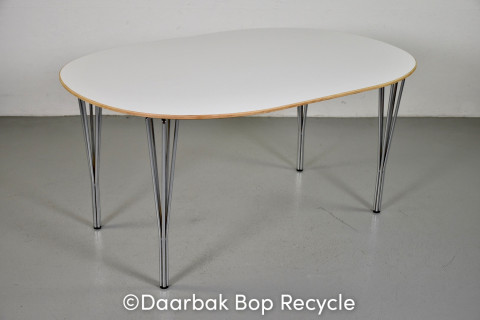 Ovalt bord i hvid med træ kant