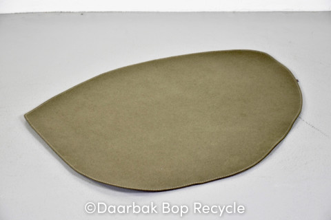 Fraster Pebble gulvtæppe i mørkegrønt filt