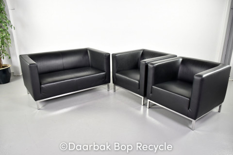 Loungesæt med en sofa og to stole i sort læder