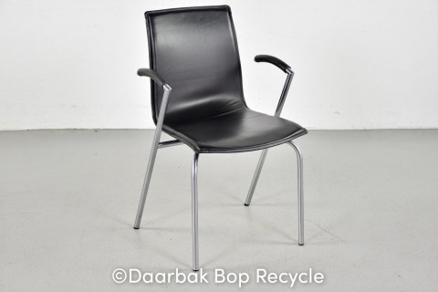 Four Design G2 konferencestol med sort polster og stel af stål