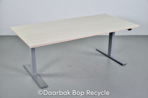 Hæve-/sænkebord i birk med ABS kant, 160 cm.