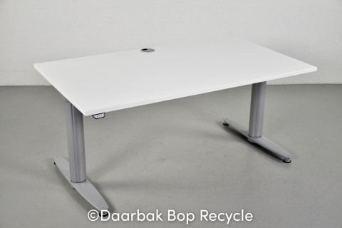 Kinnarps hæve-/sænkebord i hvid med alugråt stel, 140 cm.