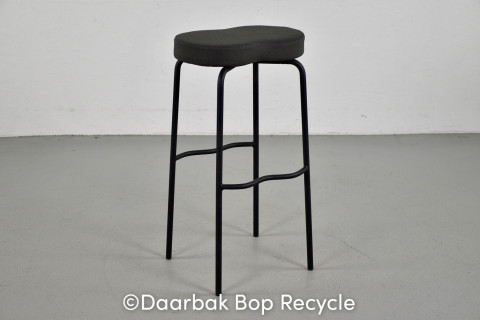 Materia Bönan barstol med gråt polster og sort stel