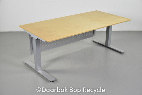 EFG hæve-/sænkebord med plade i ahornfiner, 160 cm.
