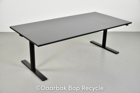 Holmris B8 hæve-/sænkebord i sort, 180 cm.